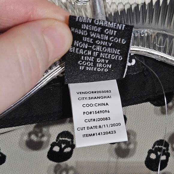 Black Flocked Skull Hot Topic Button Down Top Shirt LG Large Goth Emo Scene Alt - Picture 7 of 7